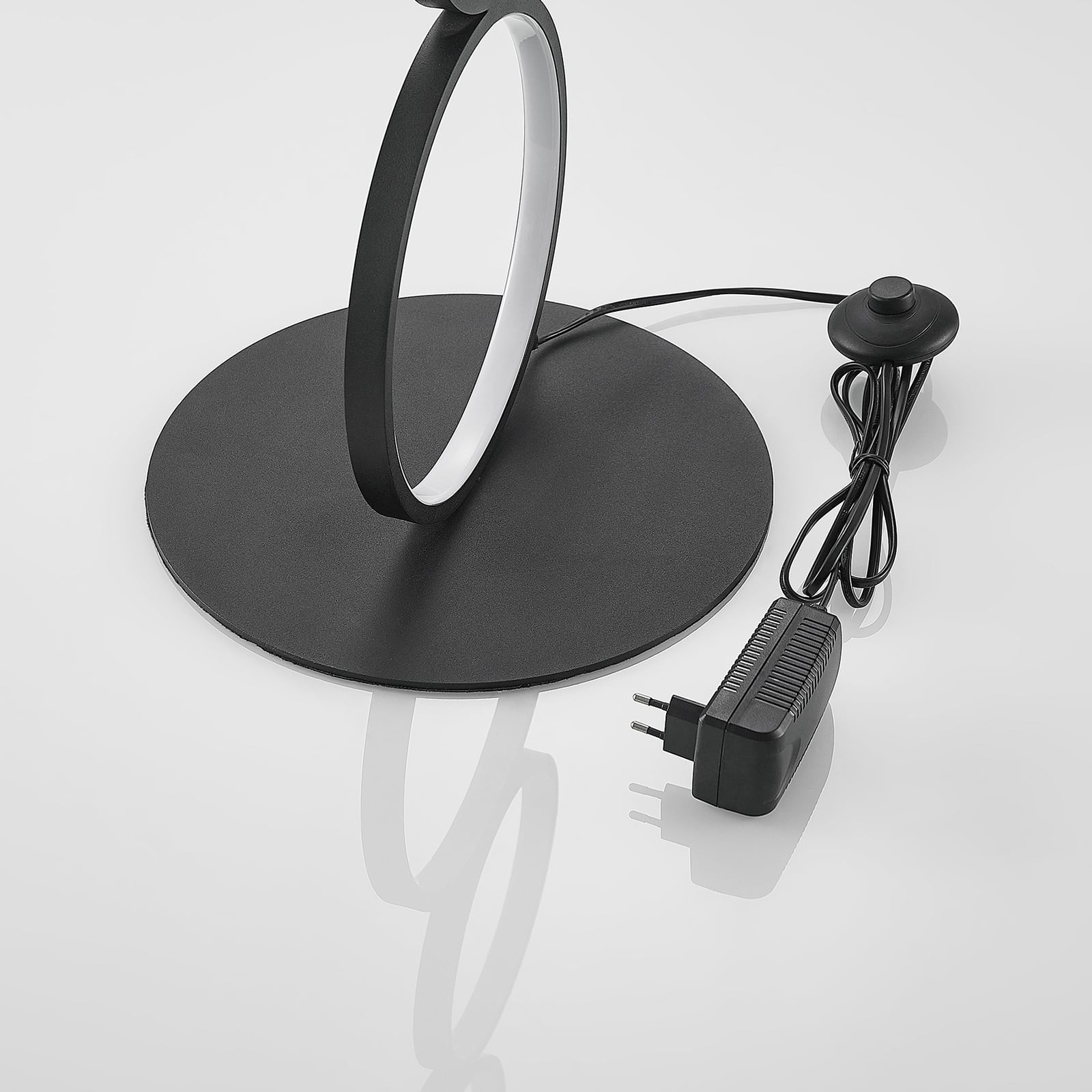 LED gulvlampe Jacek svart jern med ringer helfigur
