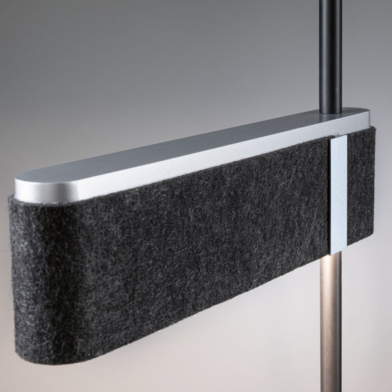 Nærbilde av kontrollpanel på LED gulvlampe Jagun filt CCT dimbar Zigbee antrasitt 151 cm