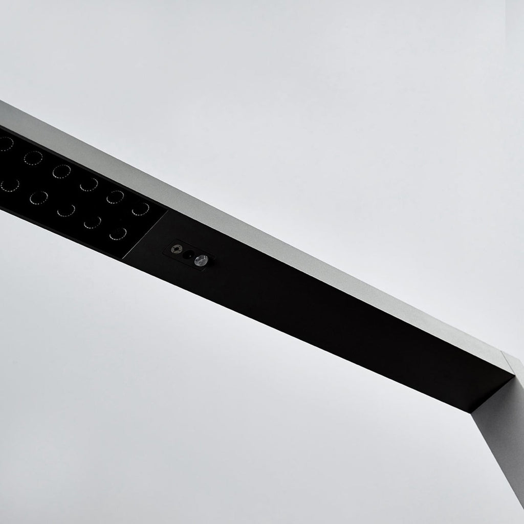 LED gulvlampe Jolinda CCT dimbar med bevegelsessensor sølv detalj av touch-dimmer