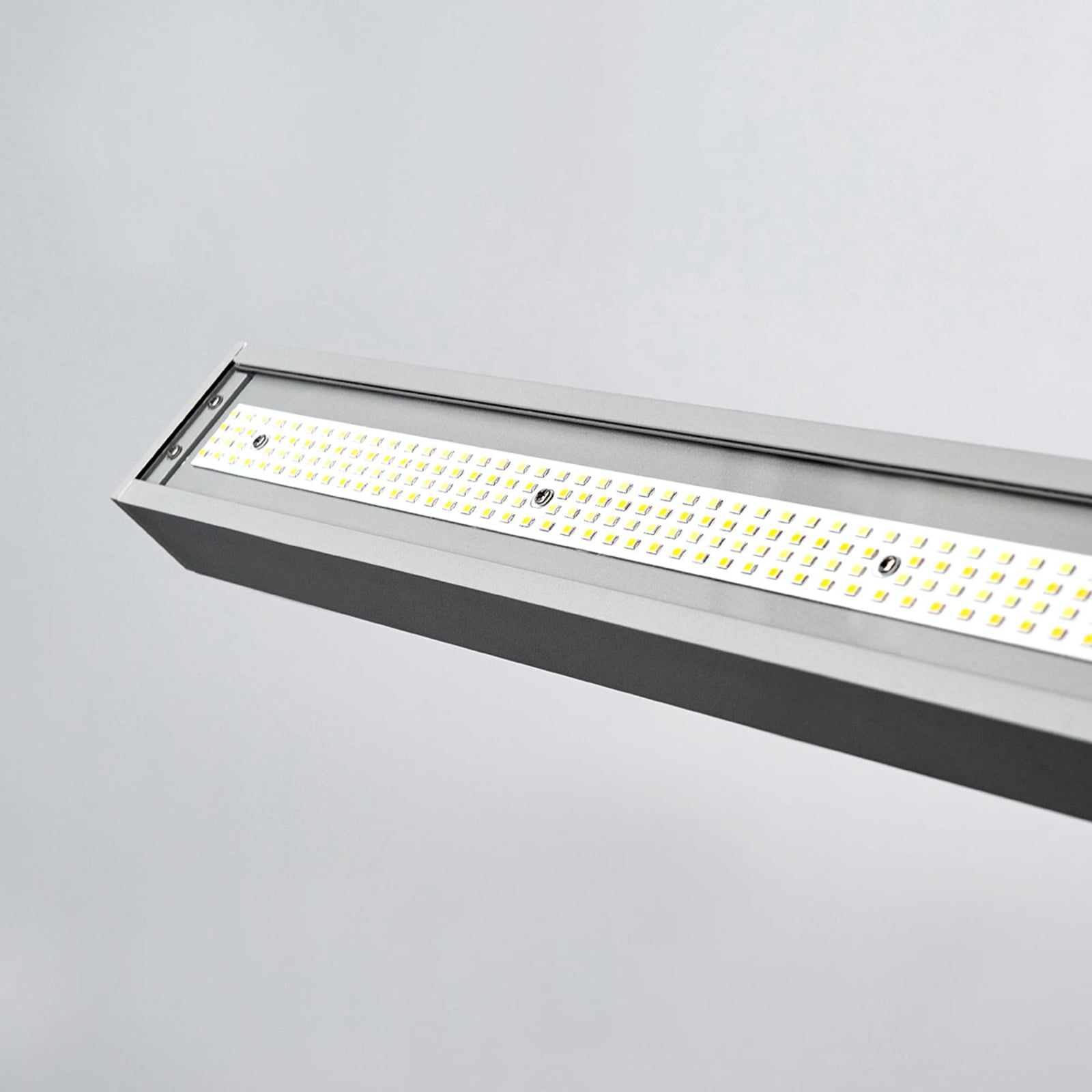 LED gulvlampe Jolinda CCT dimbar med bevegelsessensor sølv montert i kontormiljø