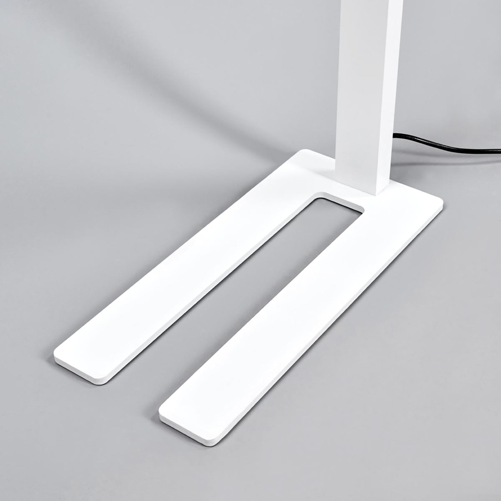 LED gulvlampe Jolinda dimbar hvit med dagslyssensor - detalj av fot