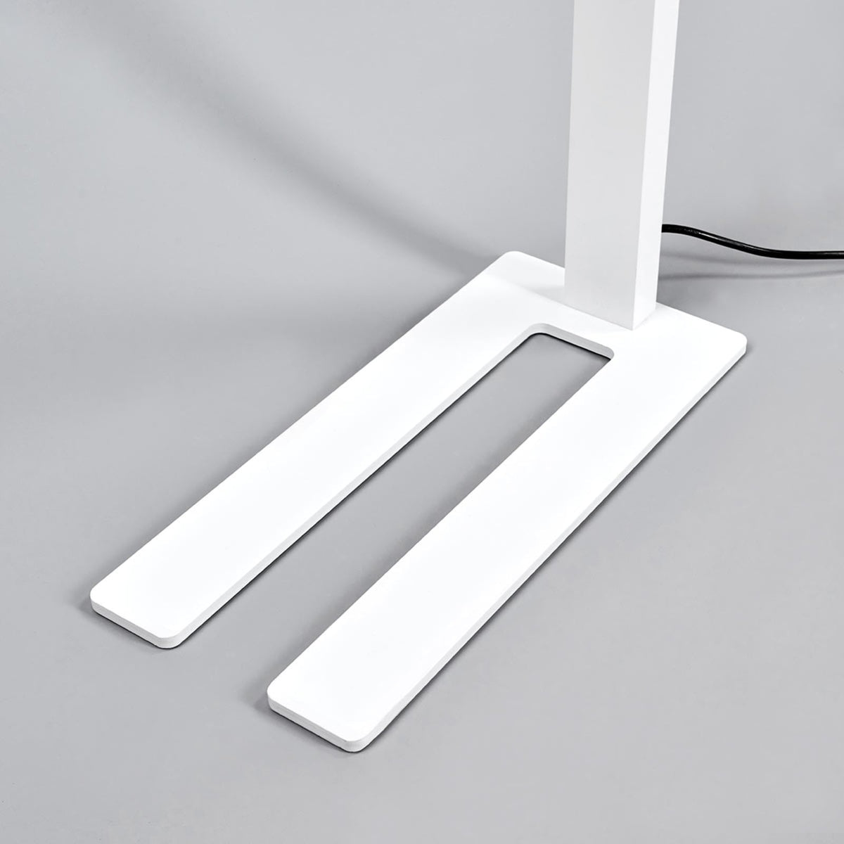 LED gulvlampe Jolinda dimbar hvit med dagslyssensor - detalj av fot