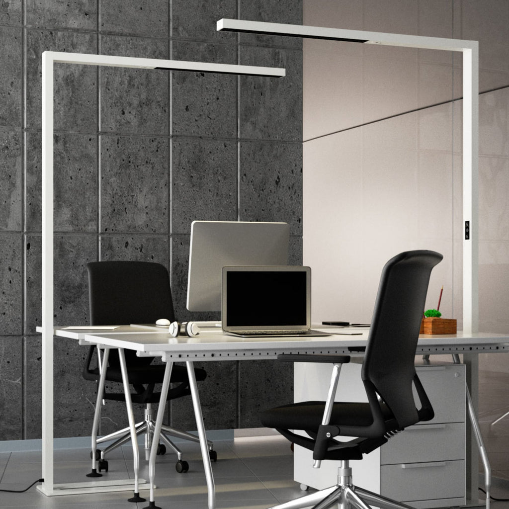 LED gulvlampe Jolinda dimbar hvit med dagslyssensor - montert ved skrivebord