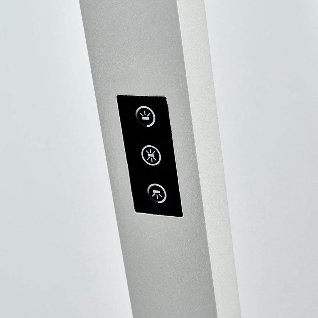 Nærbilde av touch-dimmer på LED gulvlampe Jolinda dimbar sølv med bevegelsessensor
