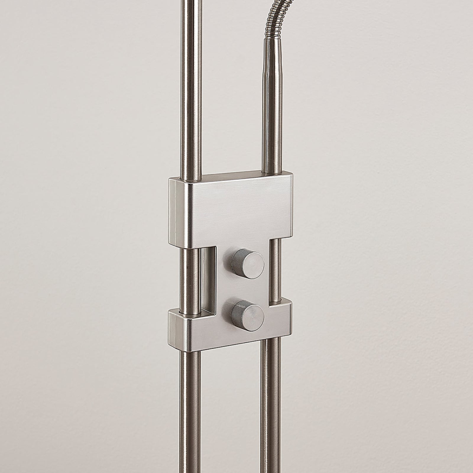 LED gulvlampe Jonne rund med lesearm dimbar nikkel 180 cm detalj av lampehode