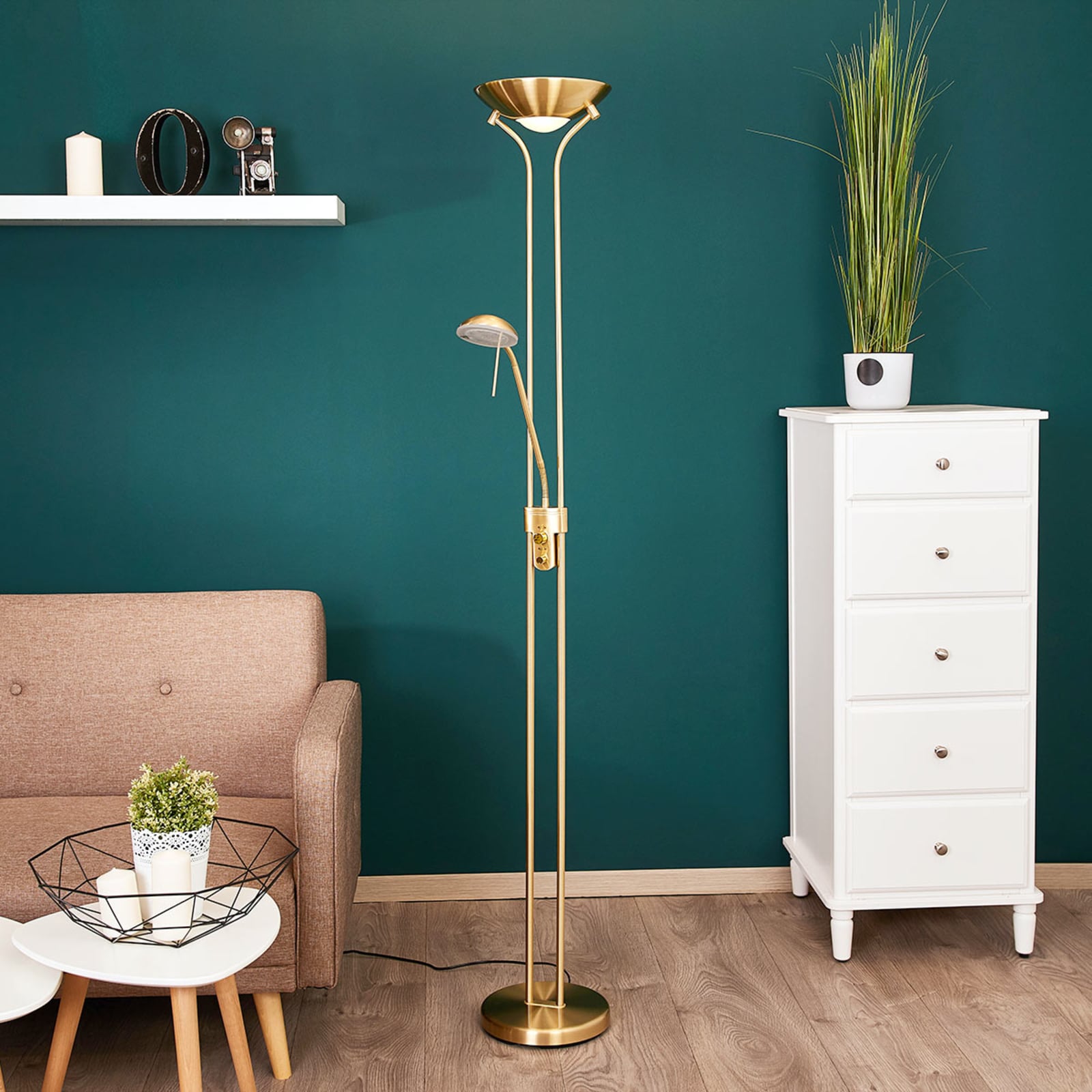 Nærbilde av messingfinish på LED gulvlampe Josefin
