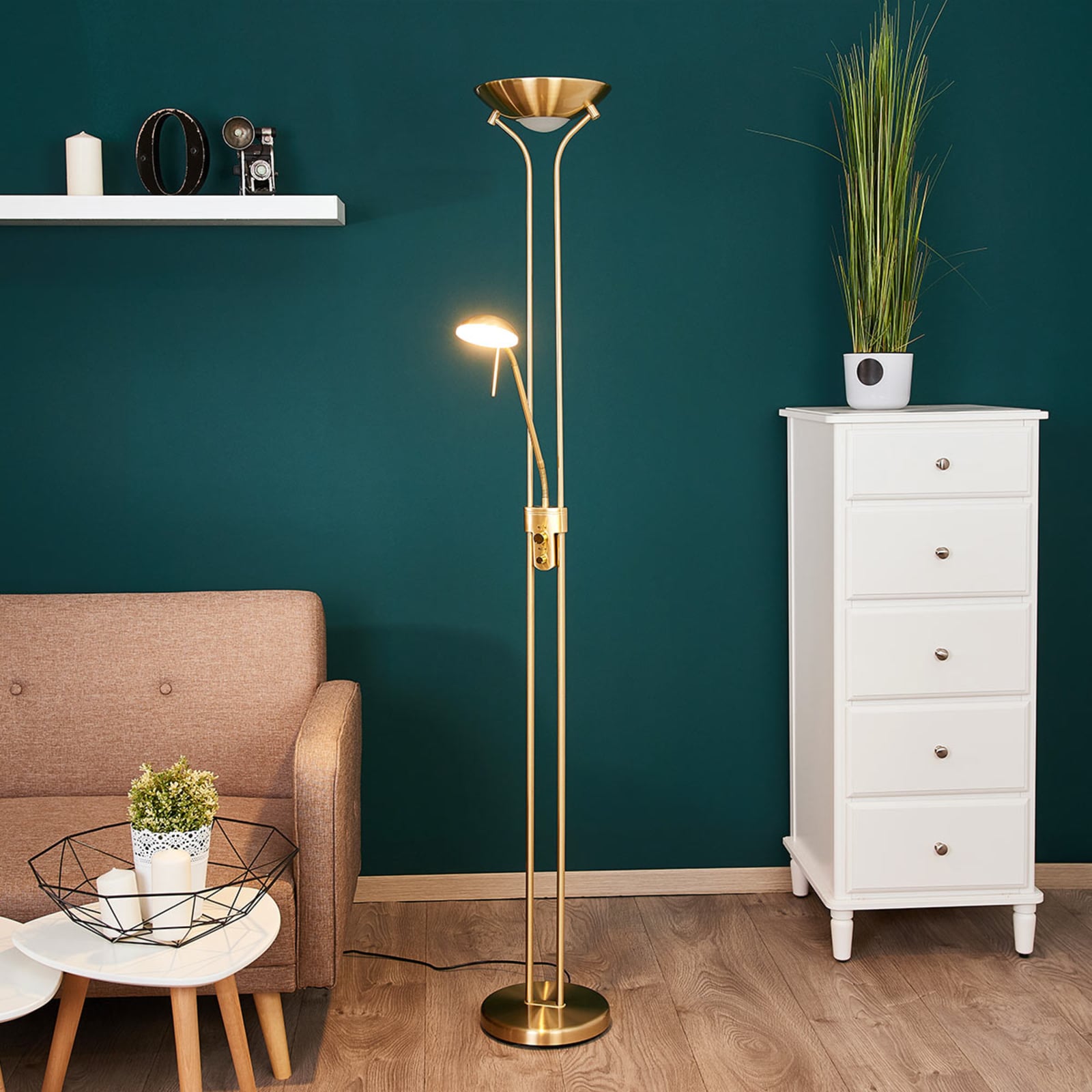 LED gulvlampe Josefin med lesearm dimbar messing montert i stue