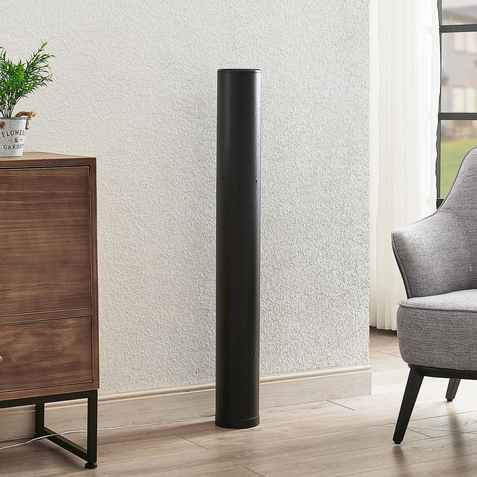 LED gulvlampe Lengla svart/gull metall detalj av lampeskjerm