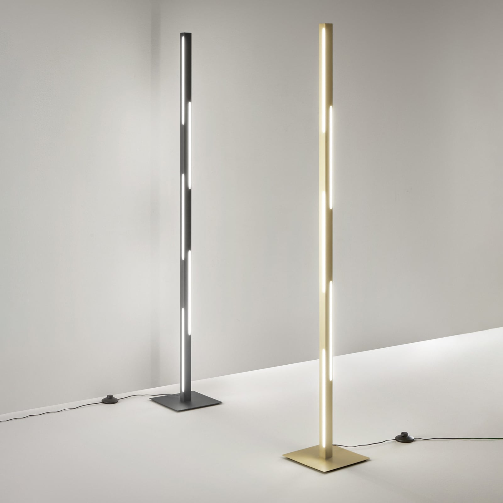 Nærbilde av fotdimmer på LED gulvlampe Ling dimbar messing metall 165 cm