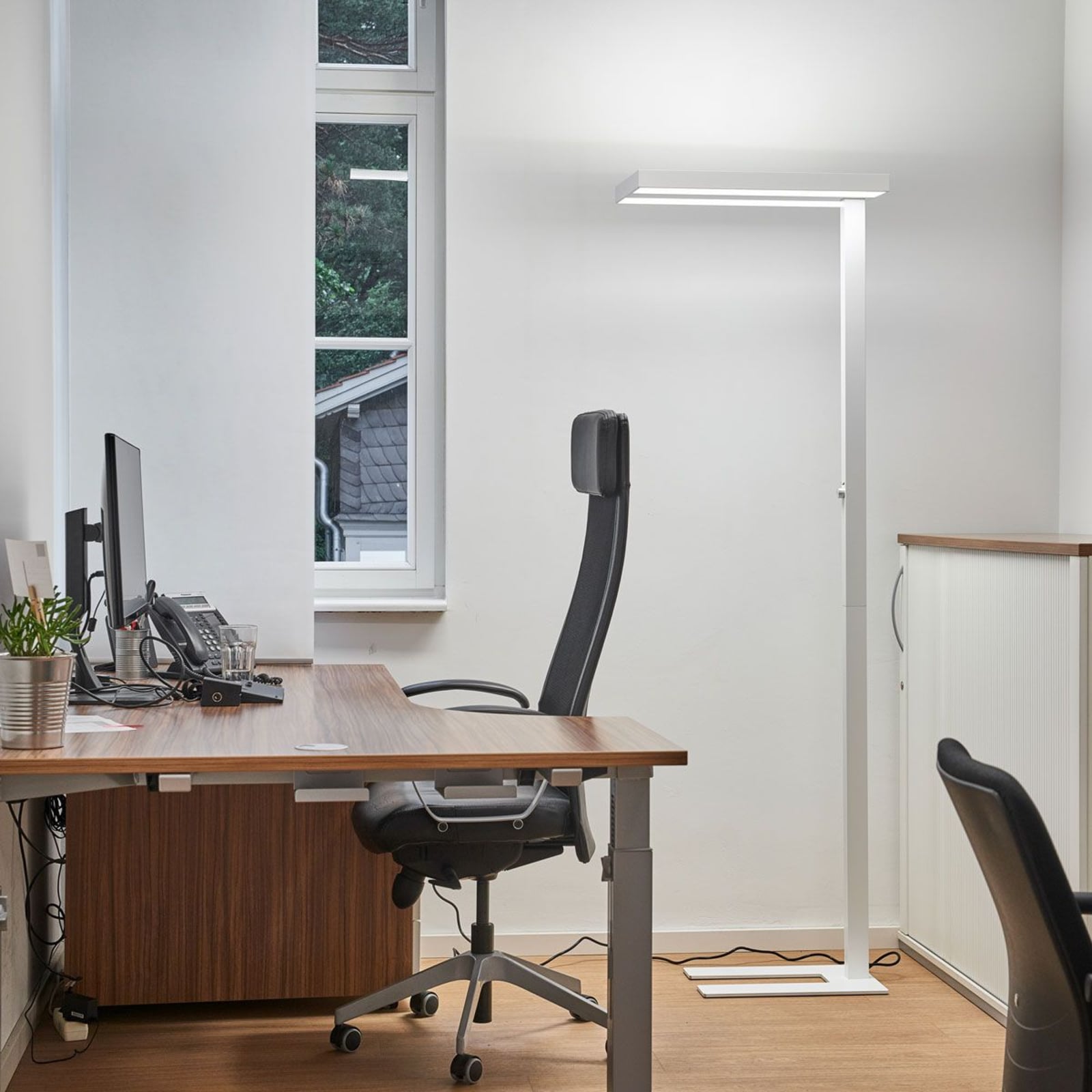 LED gulvlampe Logan Basic dimbar hvit 60W 7150 lm bakside