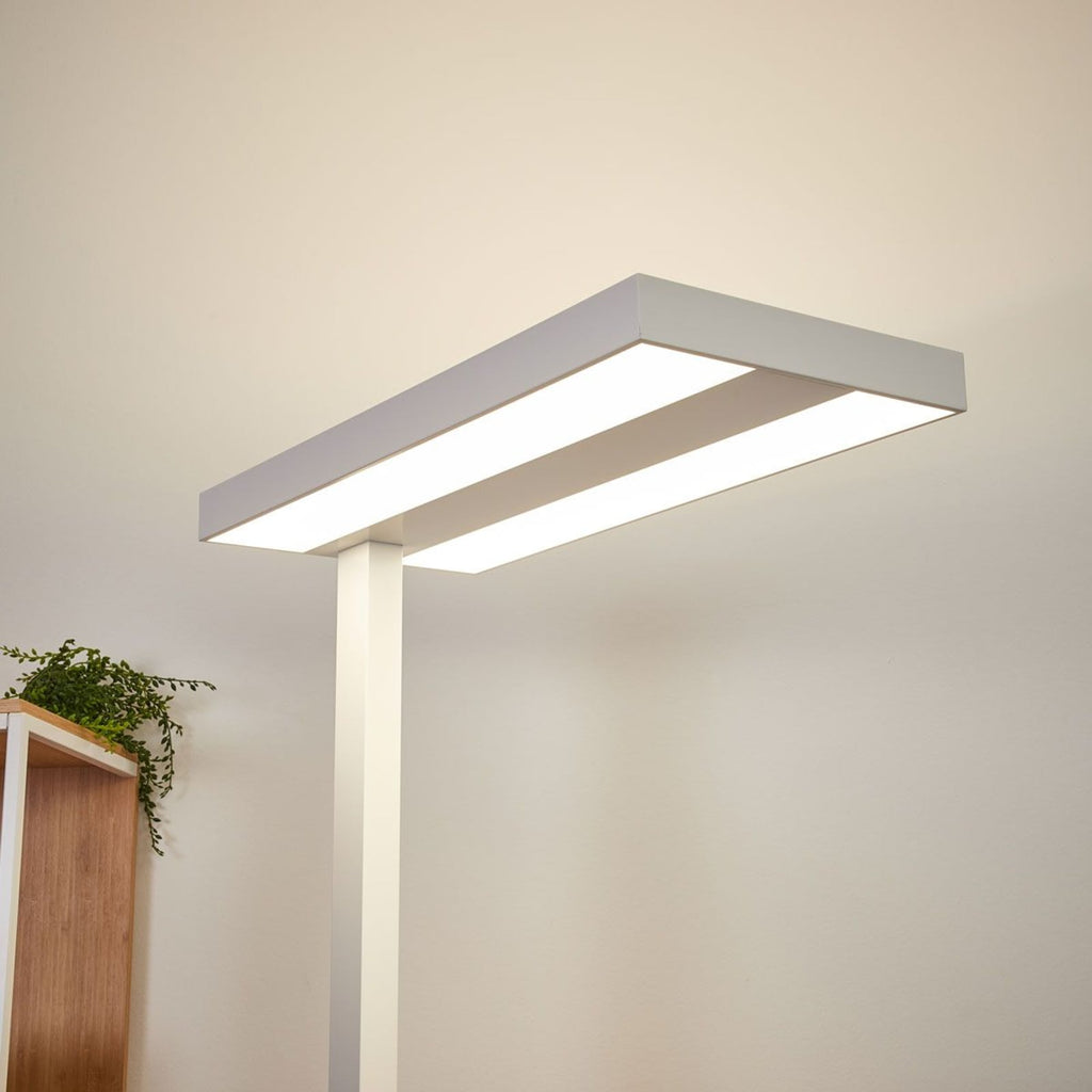 LED gulvlampe Logan Basic dimbar hvit 60W 7150 lm montert i kontormiljø