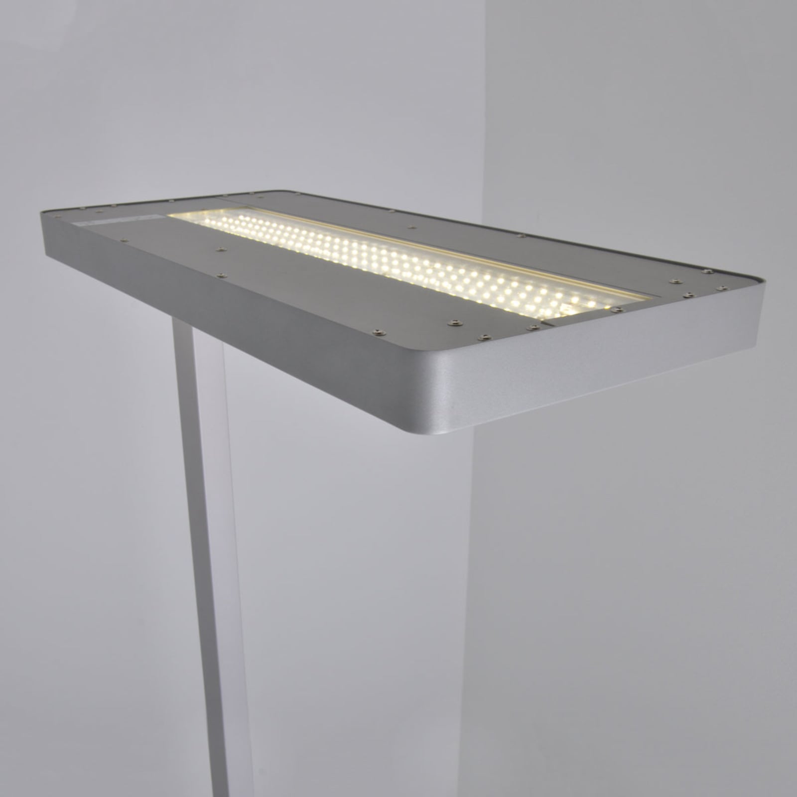 Nærbilde av dimmer på LED gulvlampe Logan Neo dimbar sølv aluminium