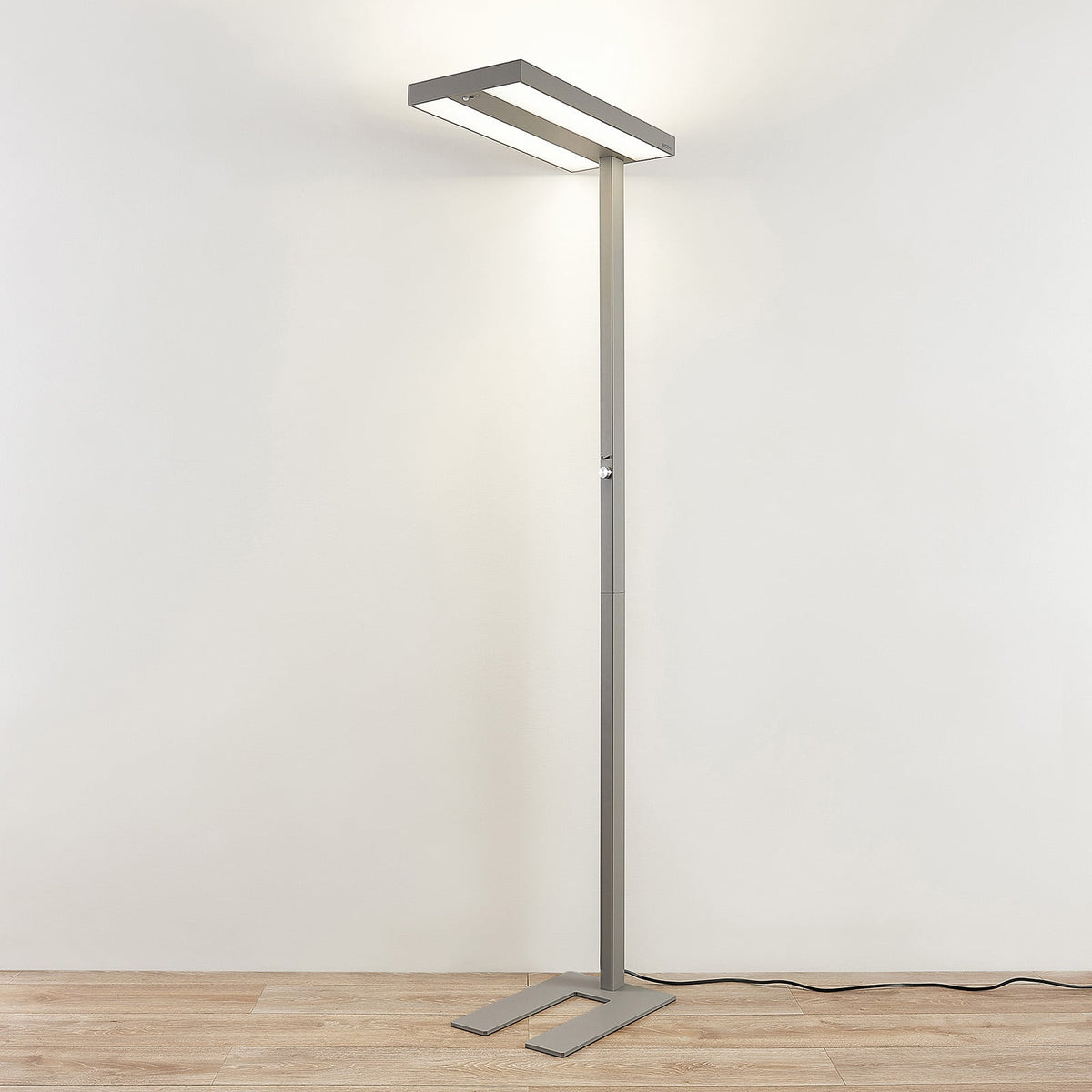 LED gulvlampe Logan Pro dimbar med bevegelsessensor sølv montert i kontor