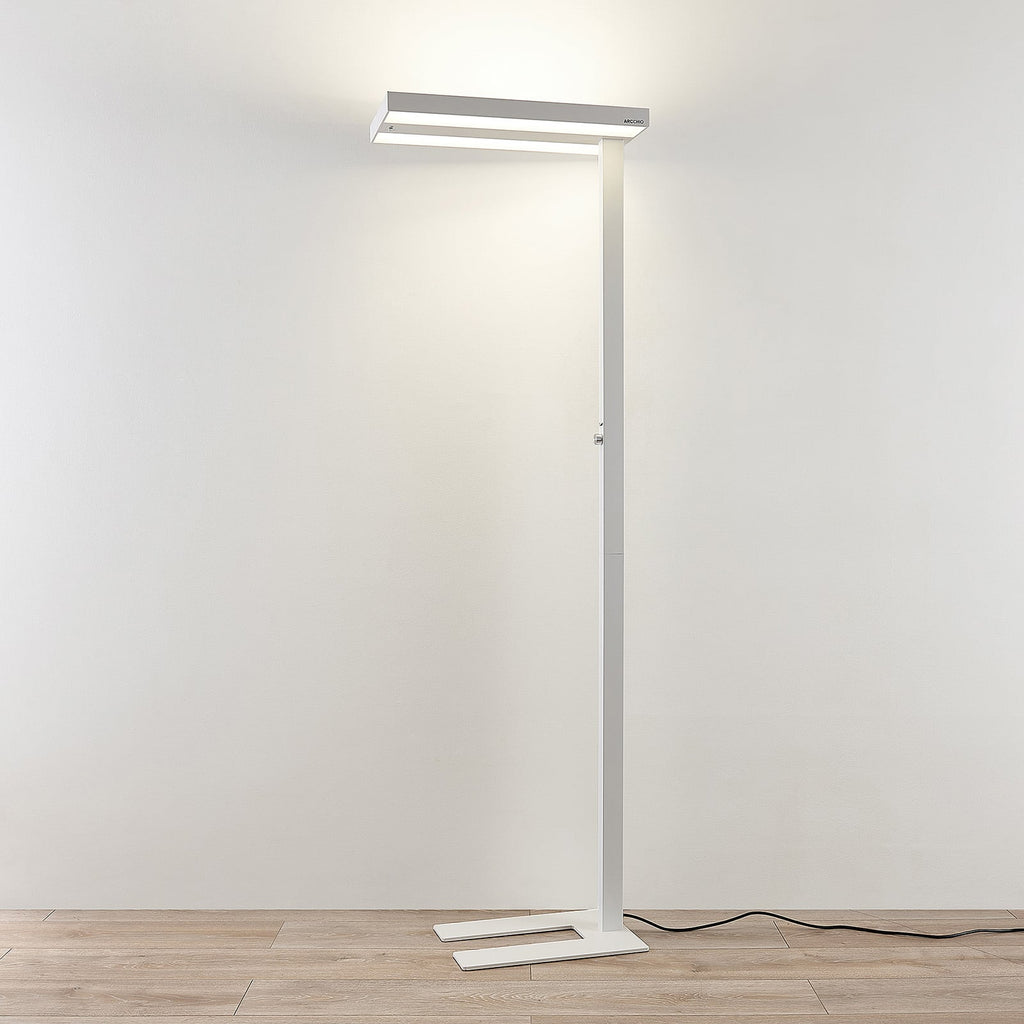 LED gulvlampe Logan Pro hvit dimbar montert i kontor