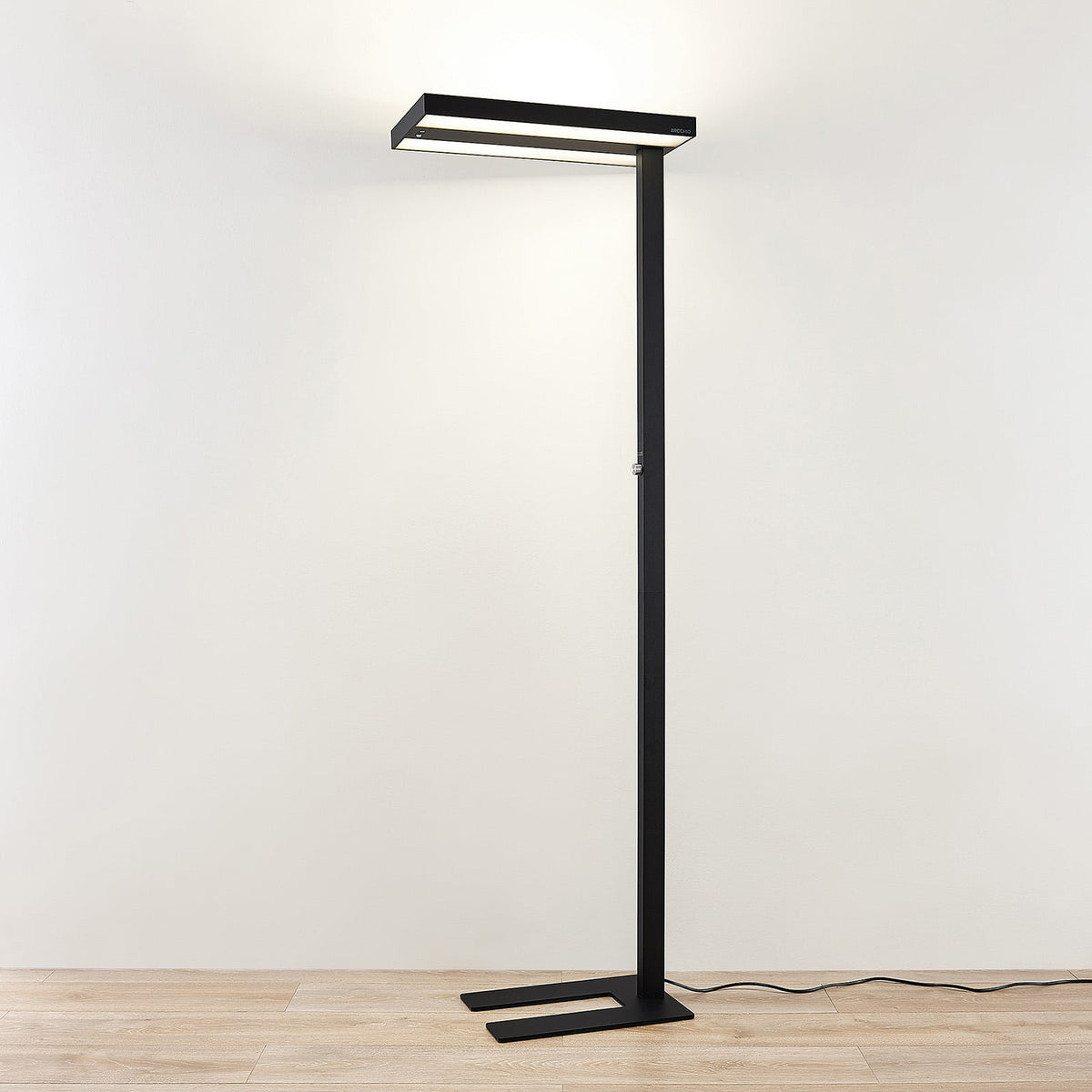 LED gulvlampe Logan Pro svart dimbar med bevegelsessensor montert i rom