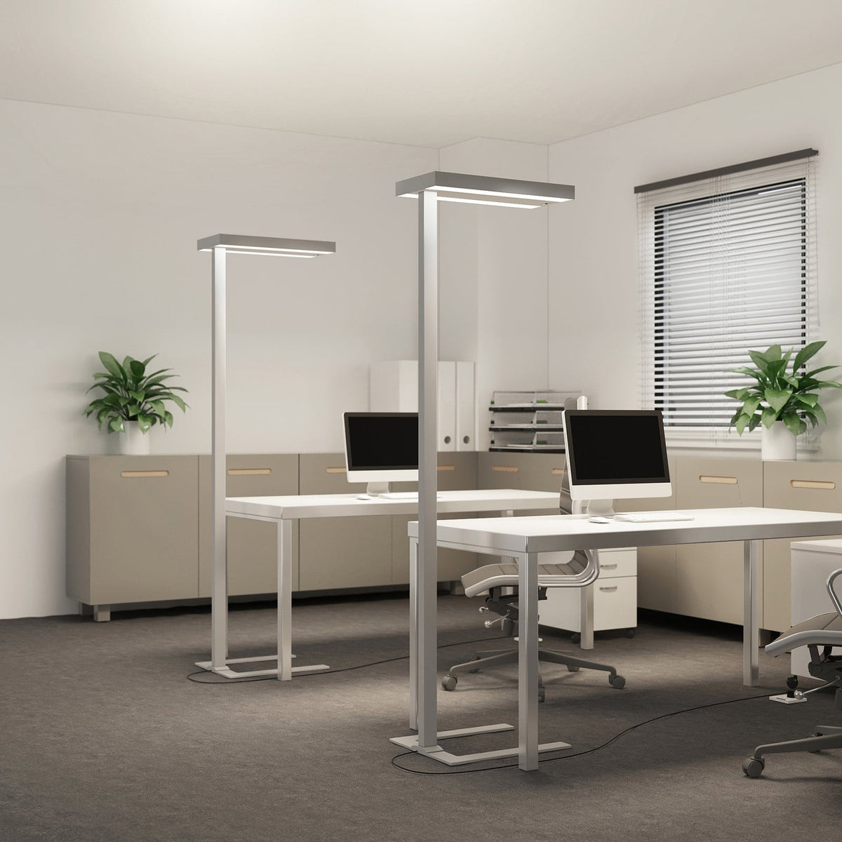 LED gulvlampe Logan Ultra sølv bakside med kabel