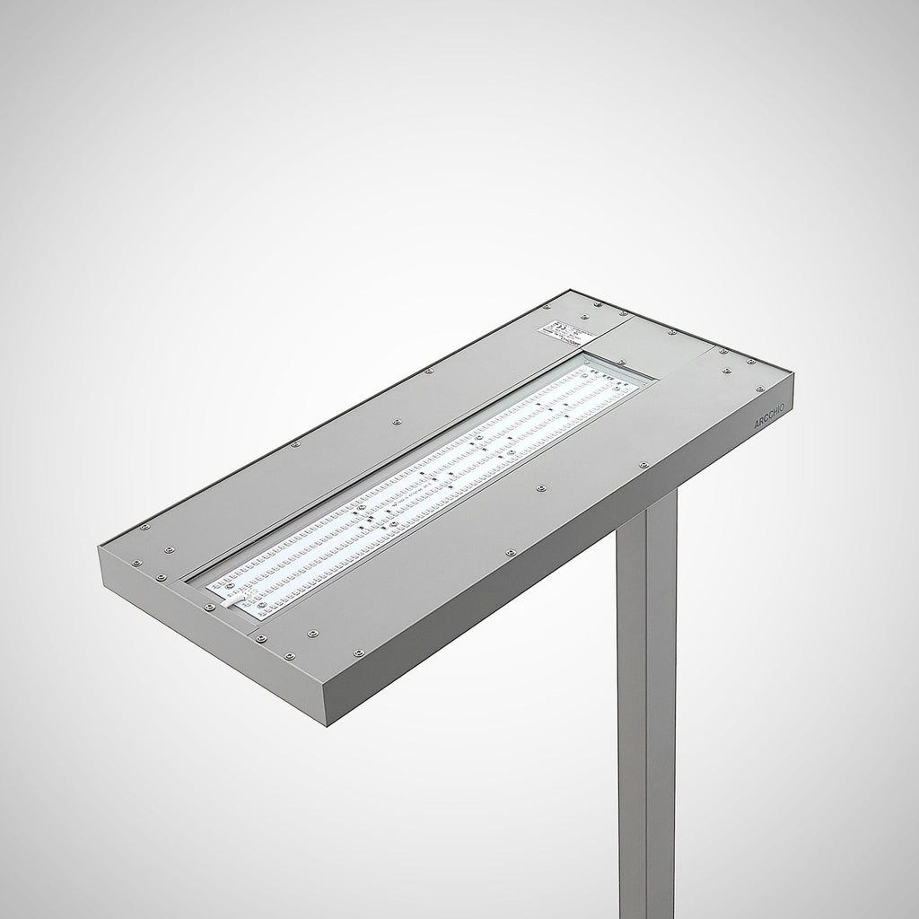 LED gulvlampe Logan Ultra montert ved skrivebord