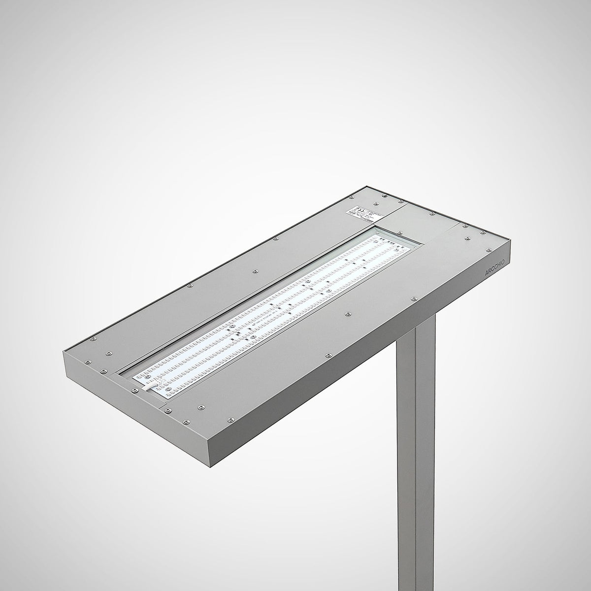 LED gulvlampe Logan Ultra montert ved skrivebord