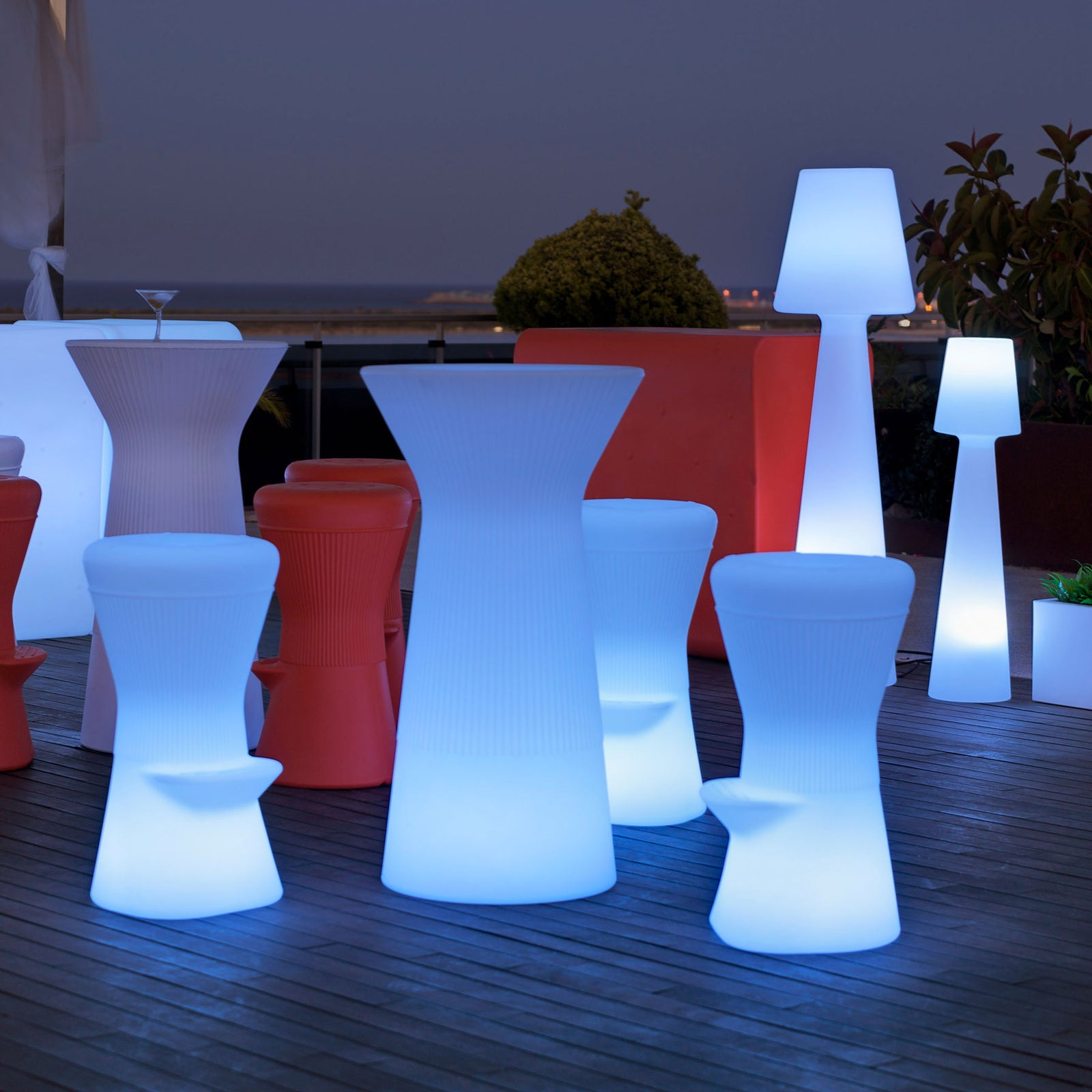 LED gulvlampe Lola montert utendørs på terrasse