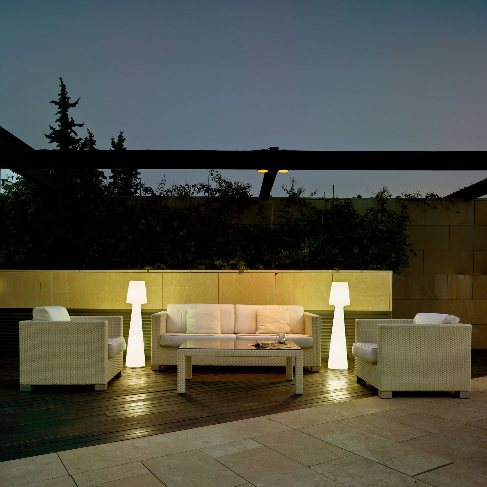 Montert LED gulvlampe Lola oppladbar RGB dimbar 110 cm IP65 i rom