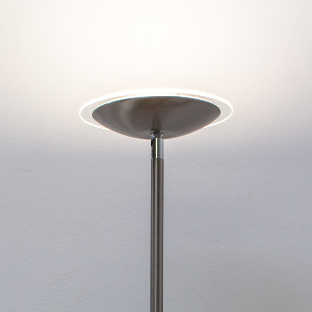 LED gulvlampe Malea dimbar matt nikkel montert i stue