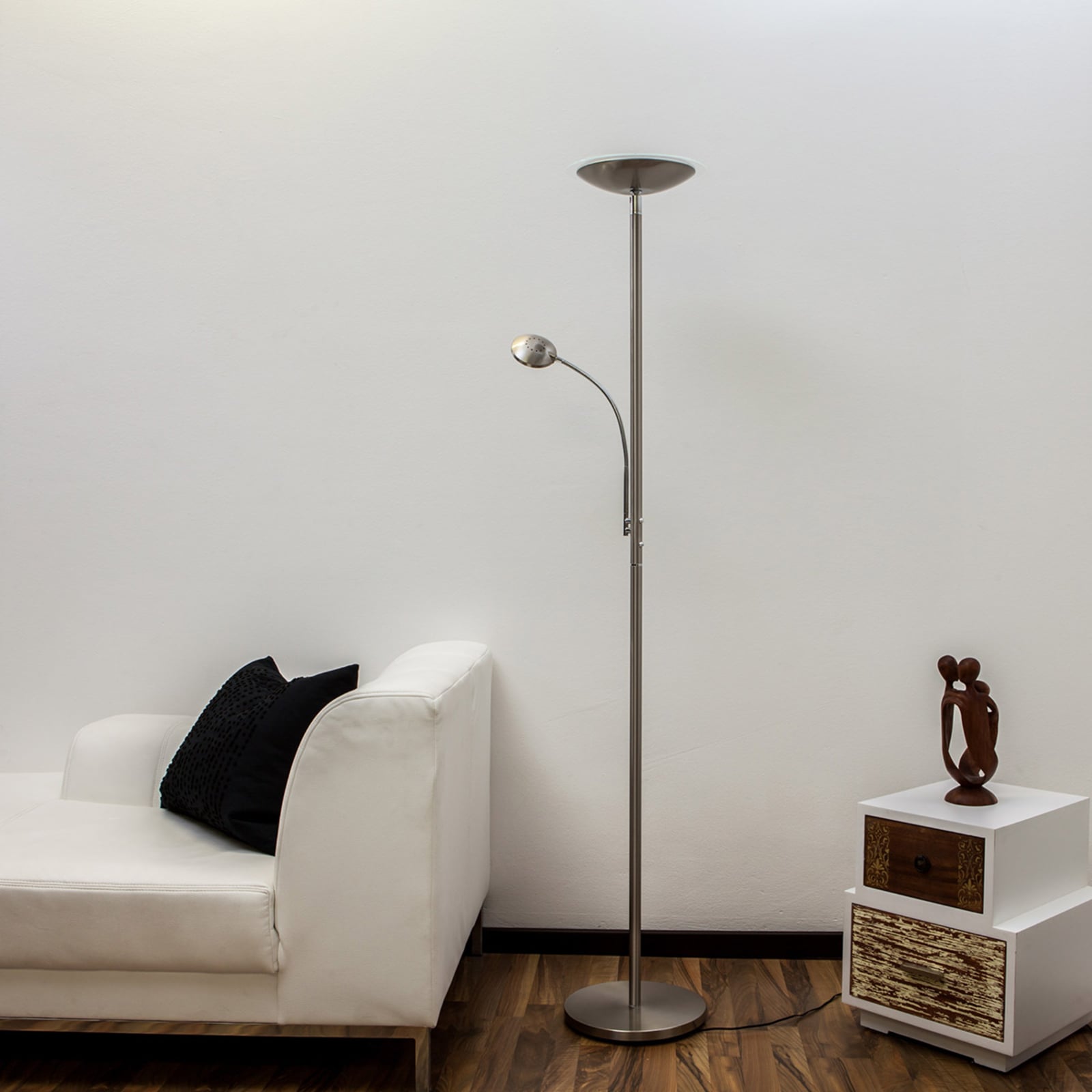 LED gulvlampe Malea dimbar matt nikkel montert i stue