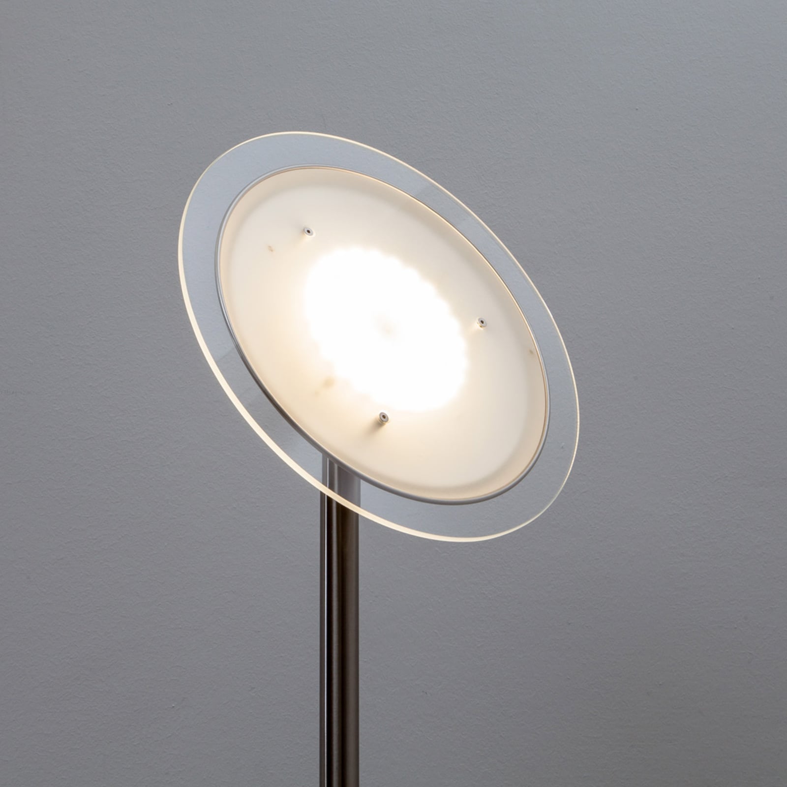 LED gulvlampe Malea dimbar matt nikkel nærbilde av dimmer