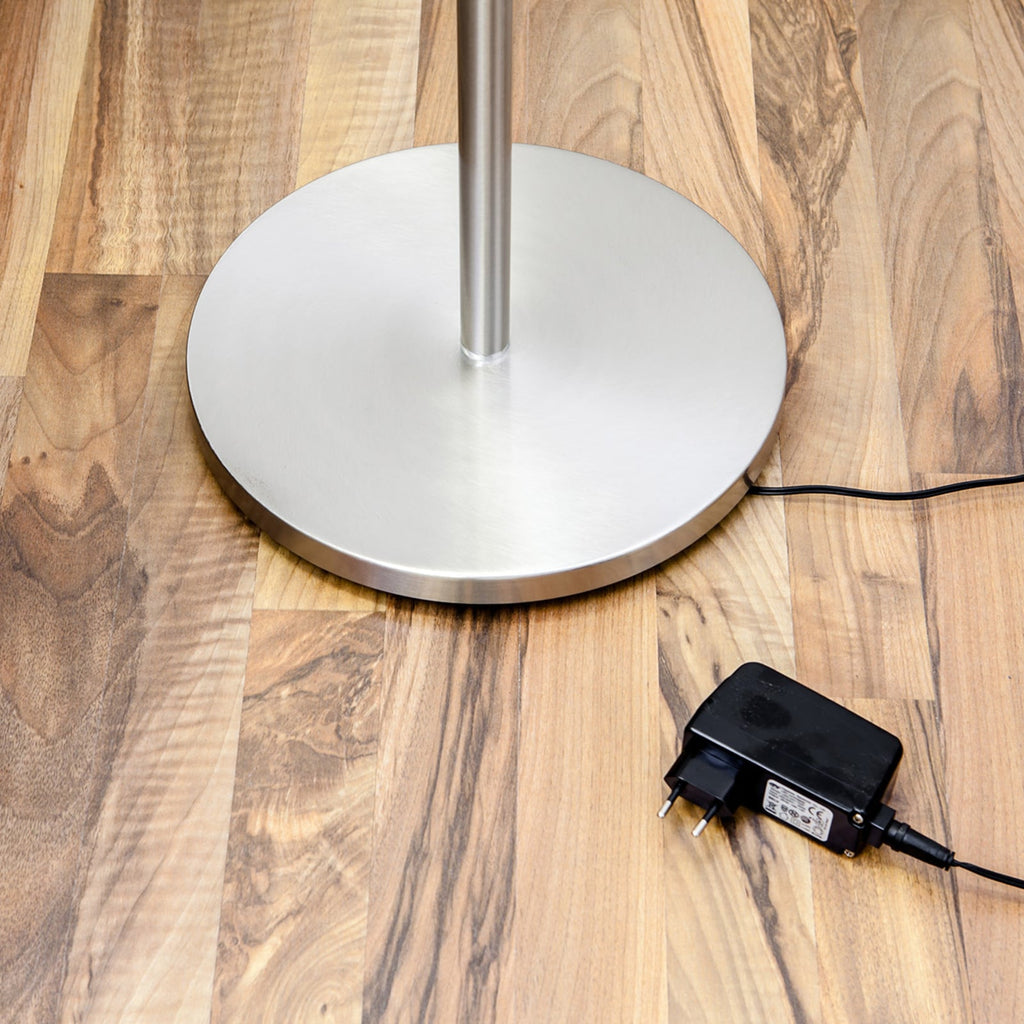 LED gulvlampe Malea dimbar matt nikkel nærbilde av dimmerknapp