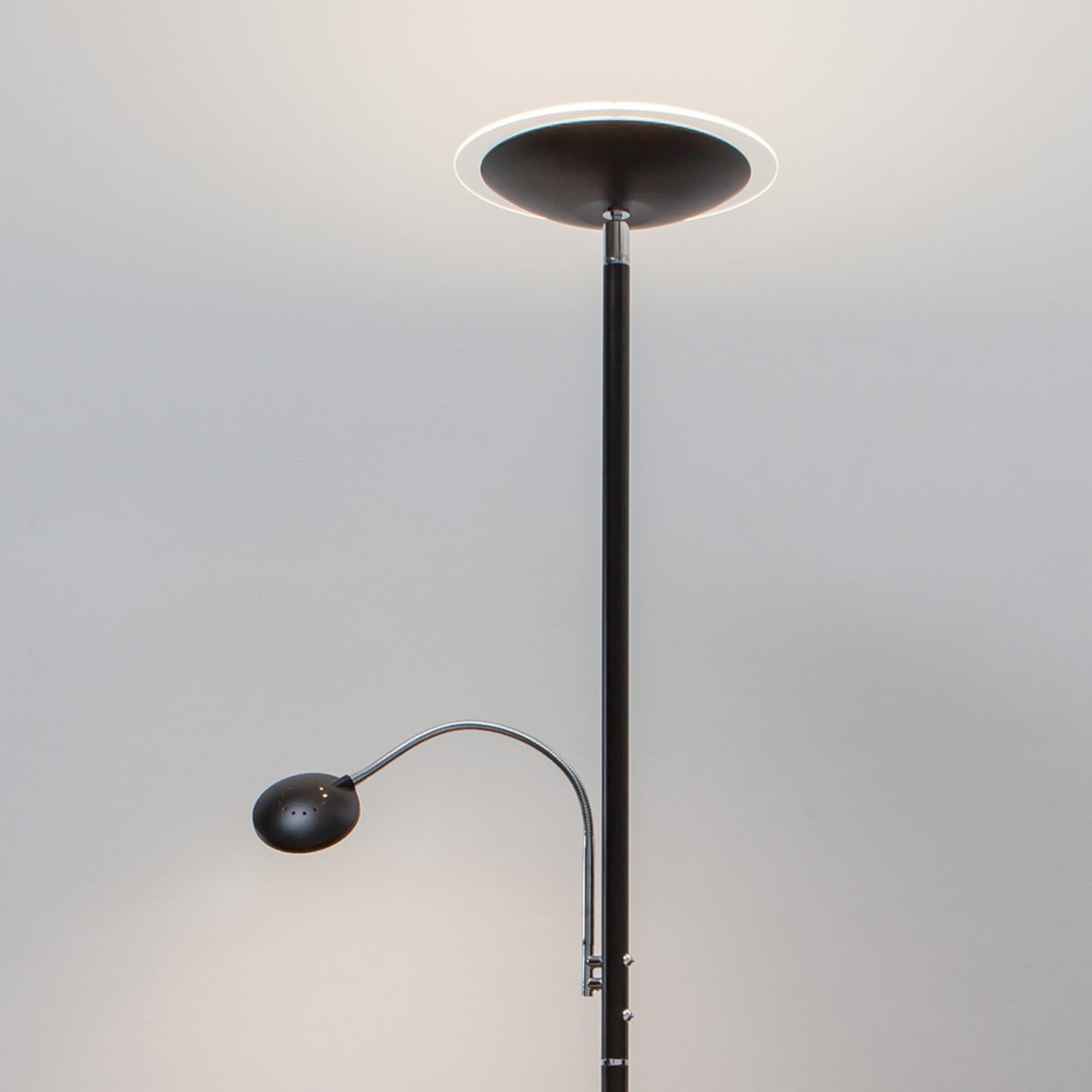 Detalj av LED gulvlampe Malea med leselampe dimbar svart