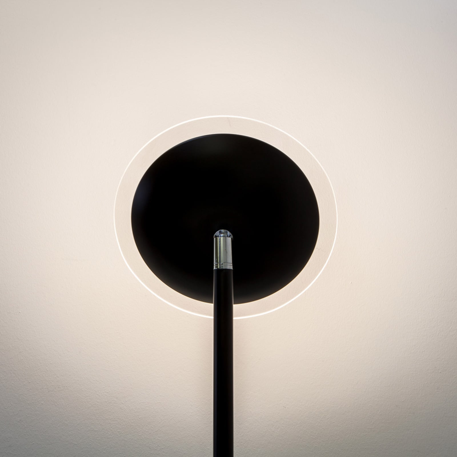 LED-gulvlampe Malea svart metall dimbar 180 cm nærbilde av lampeskjerm