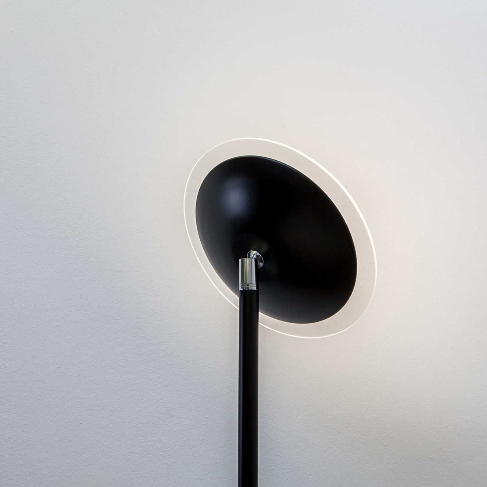 LED-gulvlampe Malea svart metall dimbar 180 cm lysdetalj