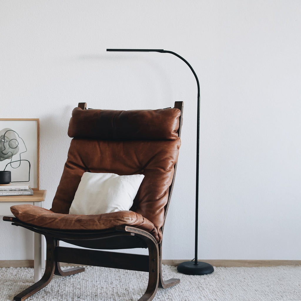 LED gulvlampe MAULpirro dimbar svart forfra