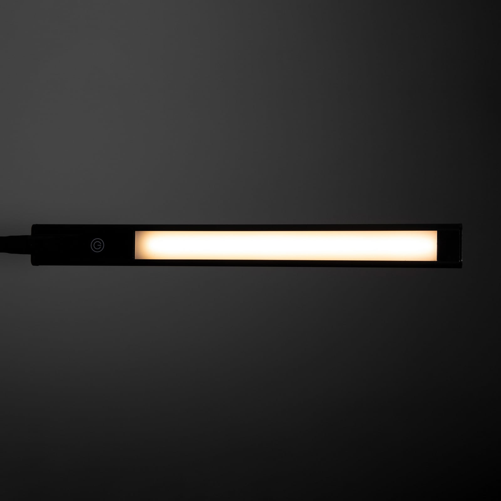 LED gulvlampe MAULpirro dimbar svart i moderne interiør