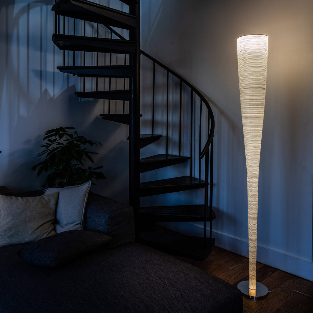 Detalj av glasfiber og karbonfiber på LED gulvlampe Mite Anniversario