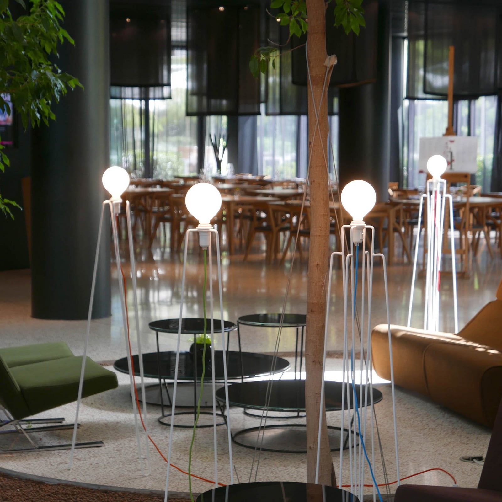 LED gulvlampe Model M2 opalglass hvit/rød forfra
