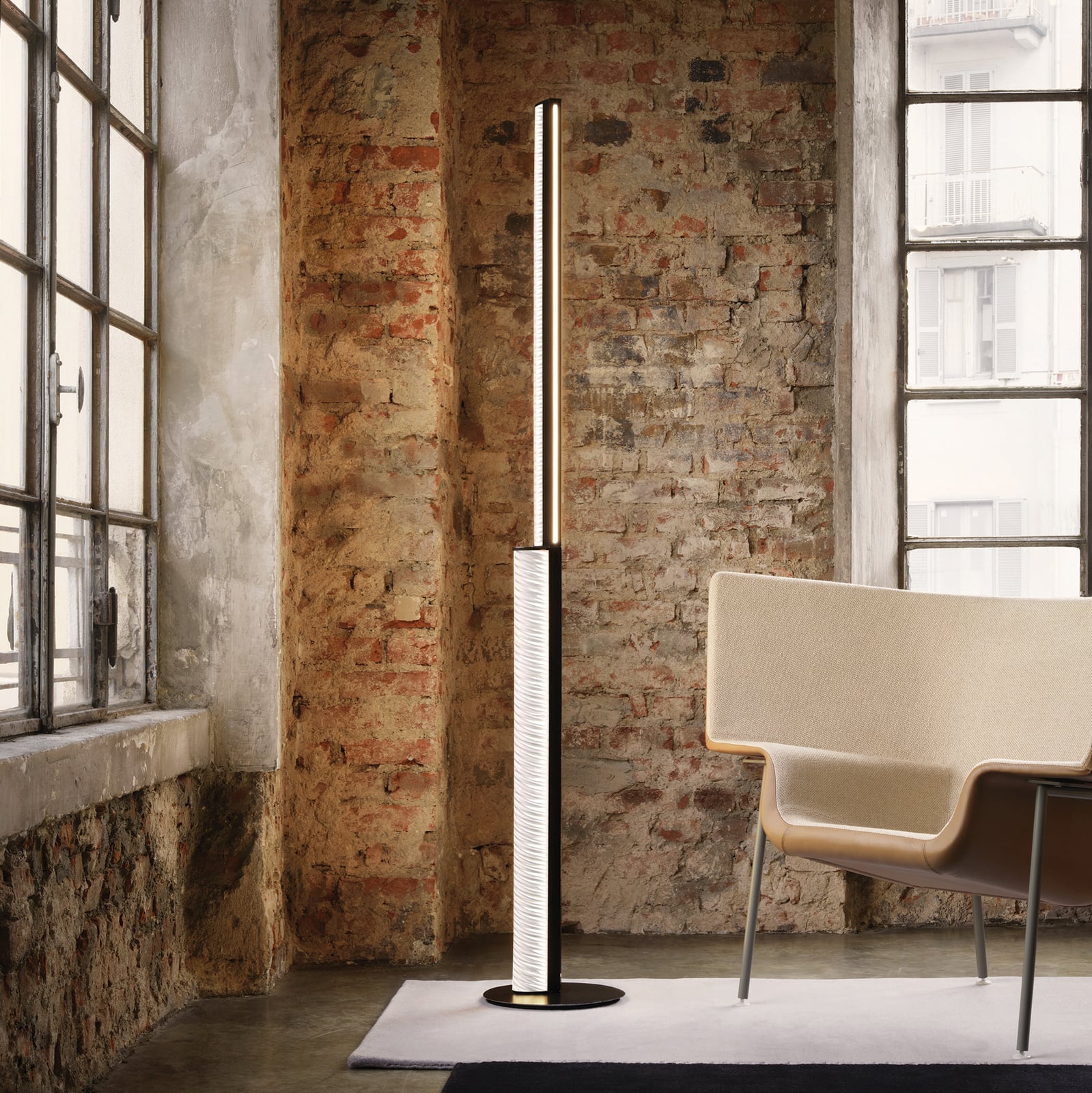 LED gulvlampe Modula plissé vridd svart 194 cm forfra