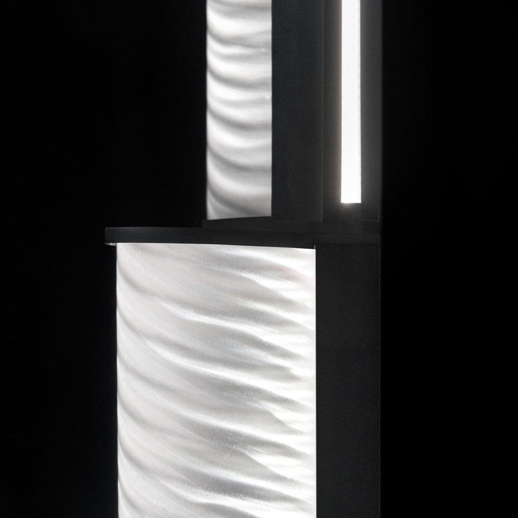 LED gulvlampe Modula plissé vridd svart 194 cm lys i mørkt rom