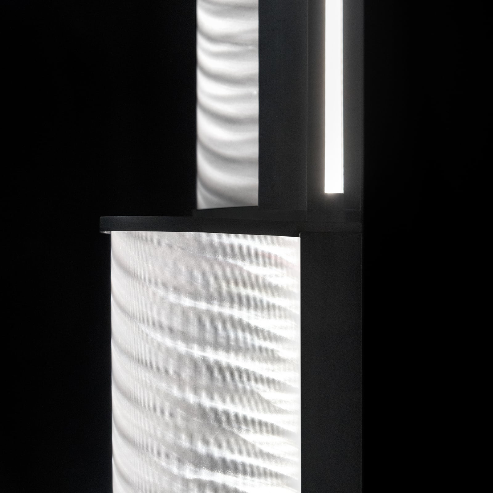 LED gulvlampe Modula plissé vridd svart 194 cm lys i mørkt rom