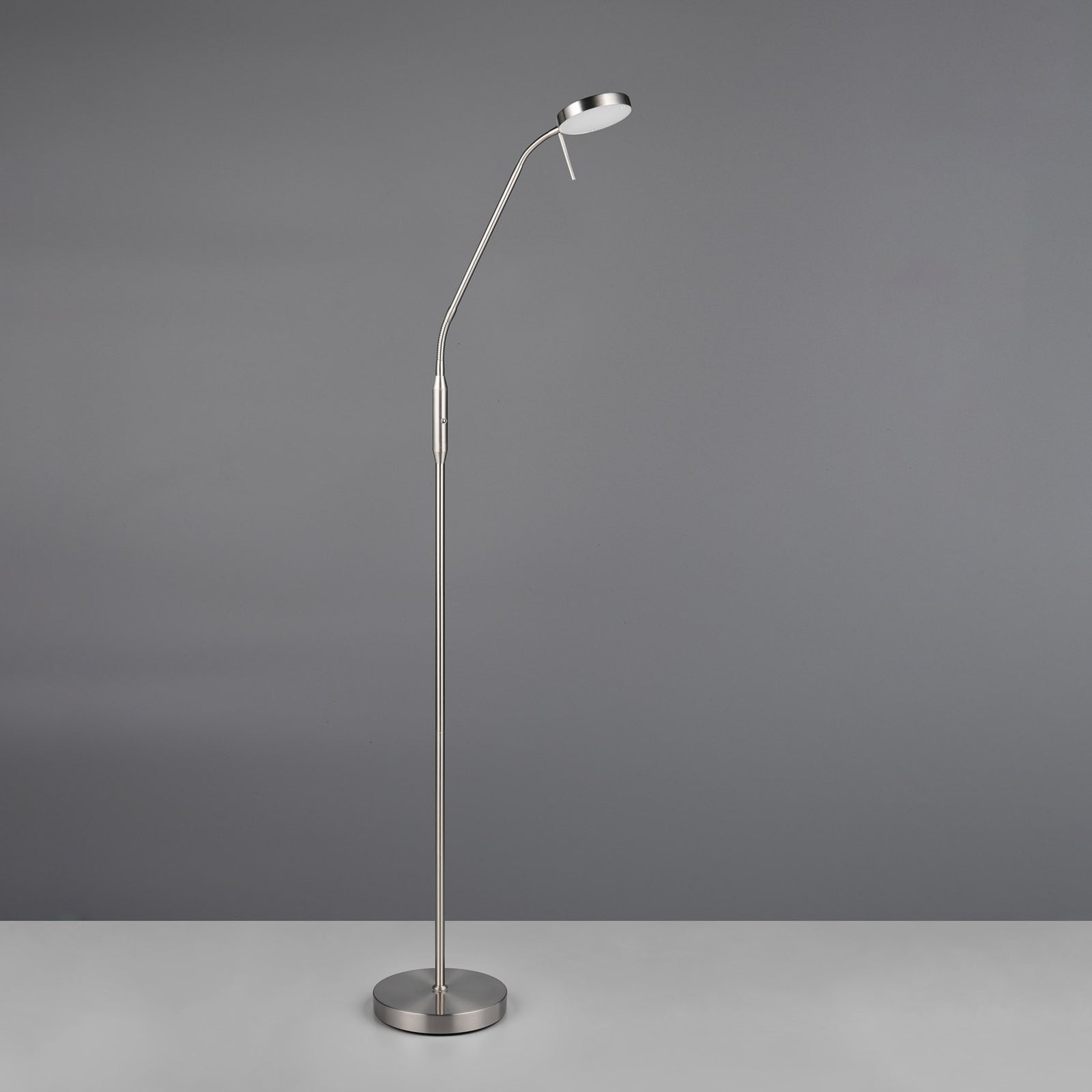 LED gulvlampe Moreno oppladbar matt nikkel montert i stue