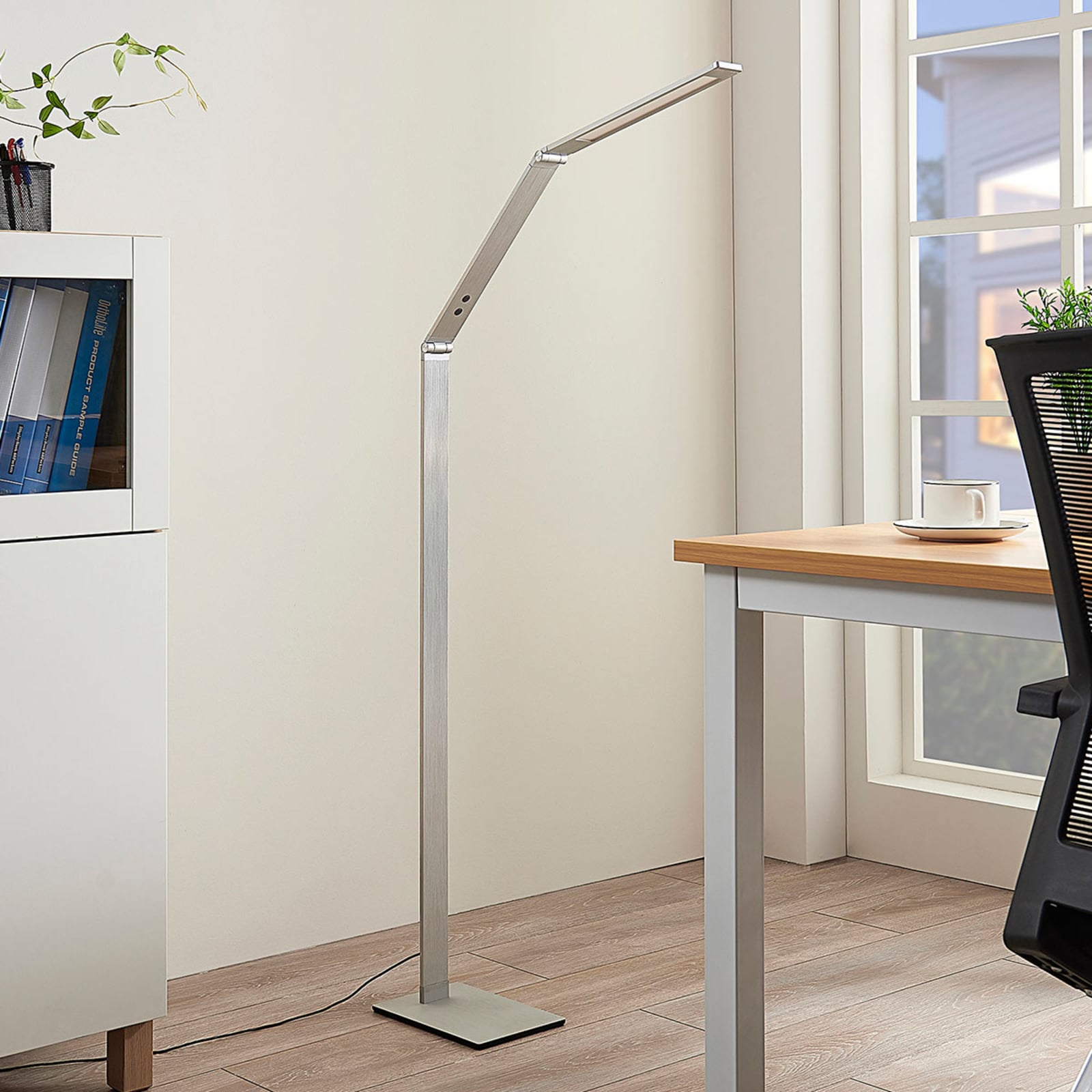 LED gulvlampe Nicano grå aluminium CCT dimbar forfra