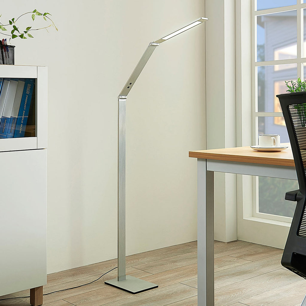 LED gulvlampe Nicano grå aluminium CCT dimbar detalj av bryter