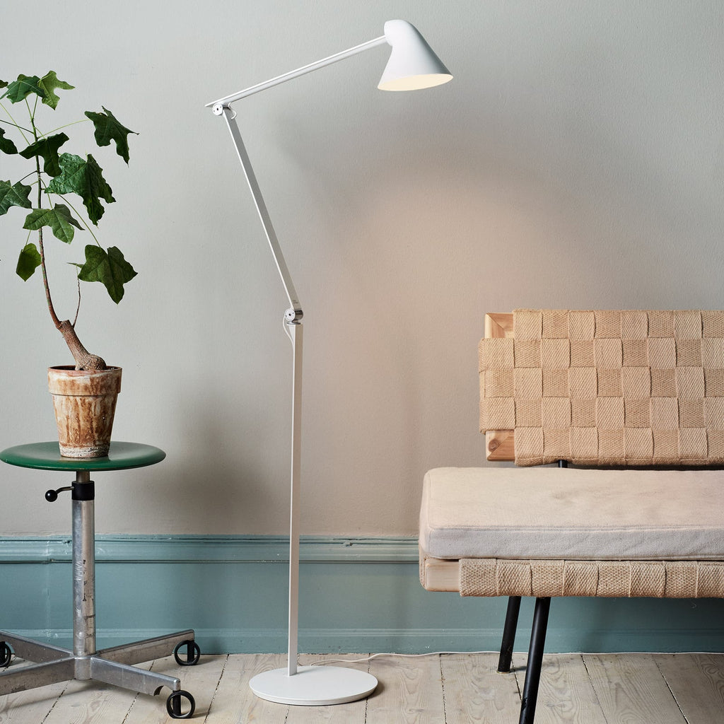 LED gulvlampe NJP dimbar hvit 121,8 cm forfra