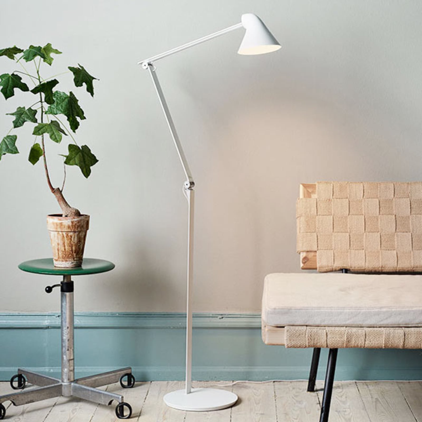 LED gulvlampe NJP dimbar hvit 2700K 10W forfra