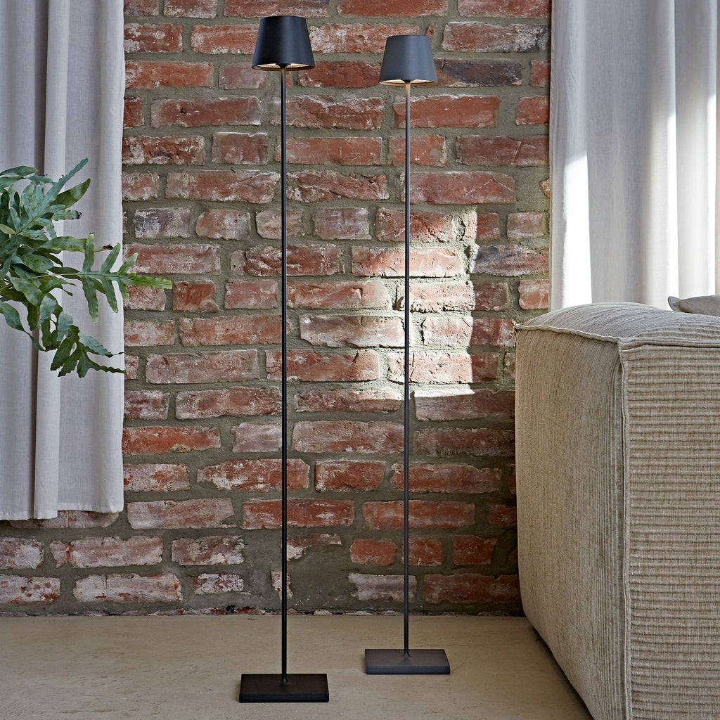 LED gulvlampe Nuindie oppladbar dimbar grafitt 120 cm montert i rom