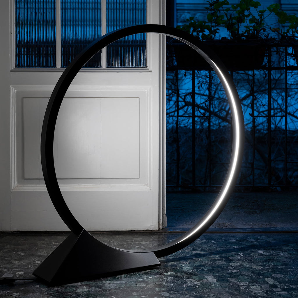LED gulvlampe O for utendørs montert på terrasse