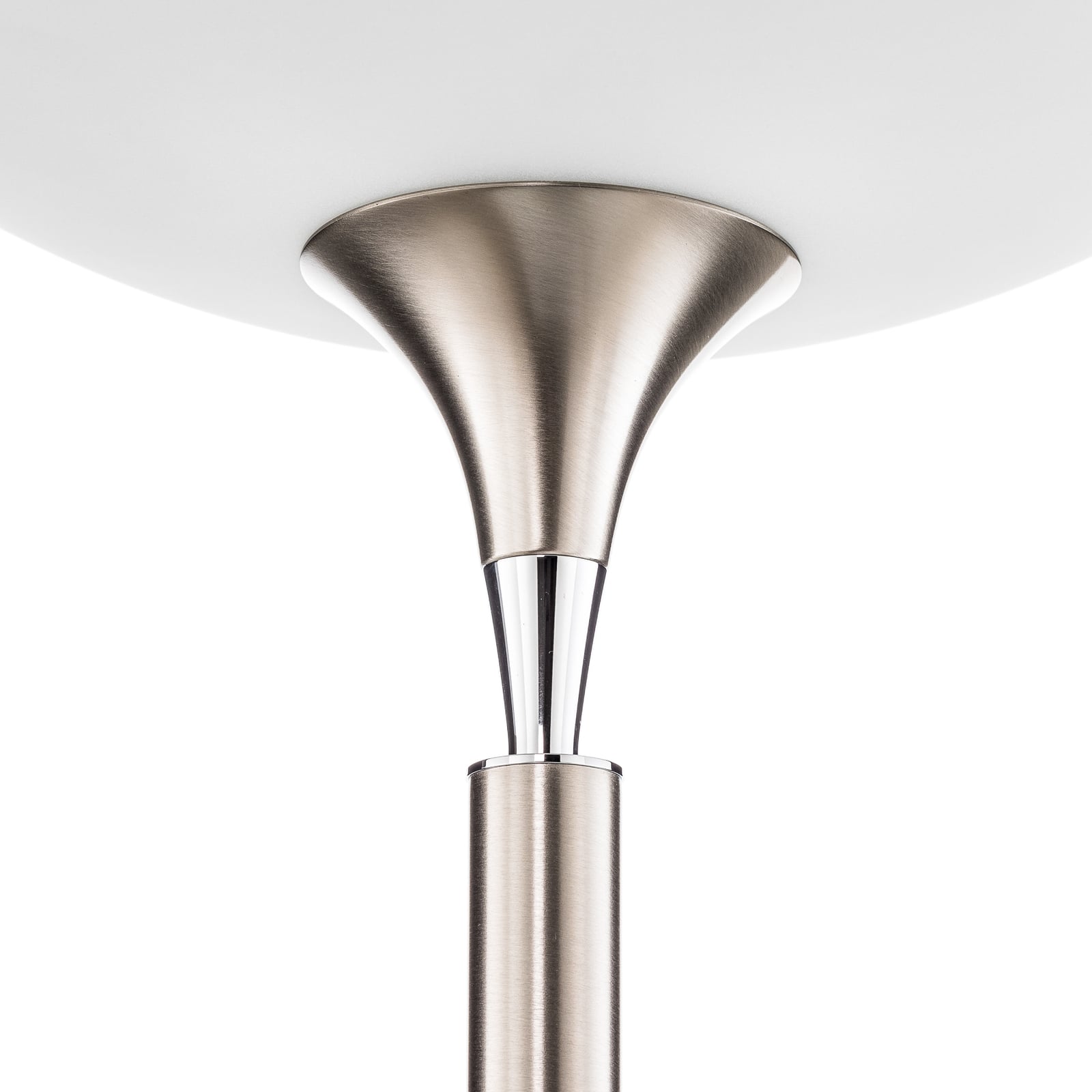 Nærbilde av touch-dimmer på LED gulvlampe Opera glass matt nikkel dimbar