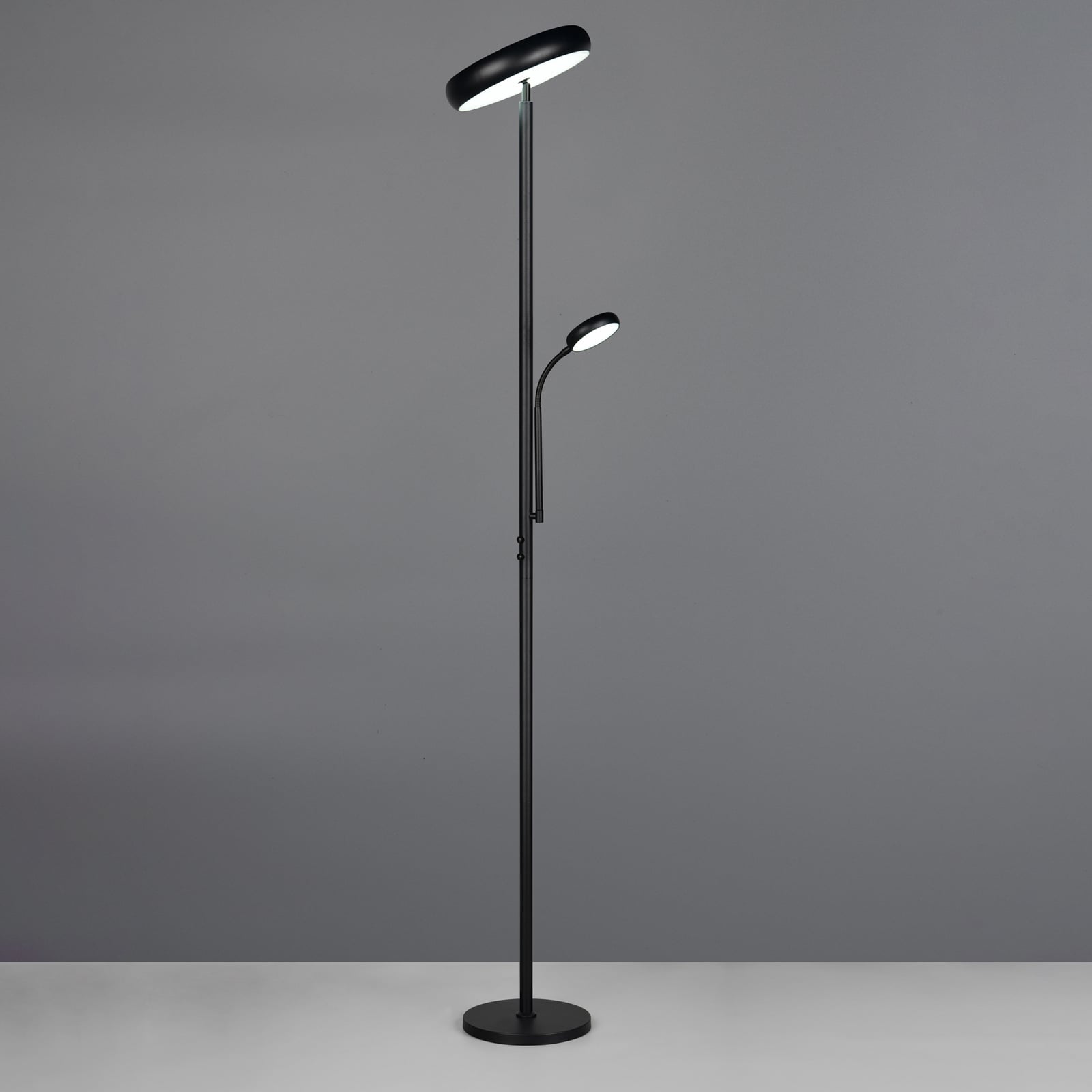 Montert LED gulvlampe Palermo svart matt CCT dimbar med fjernkontroll i rom