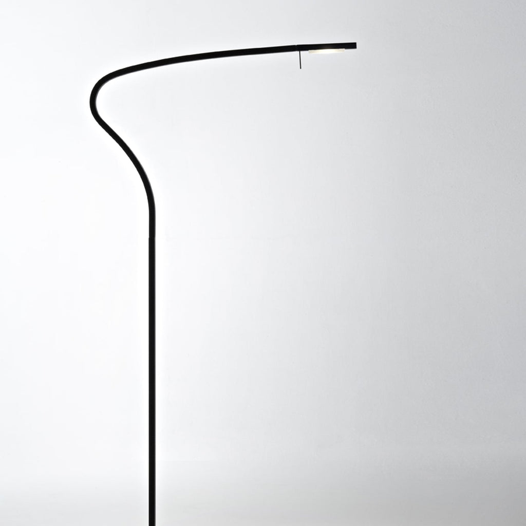 LED gulvlampe Paraph F3 dimbar svart aluminium montert i rom