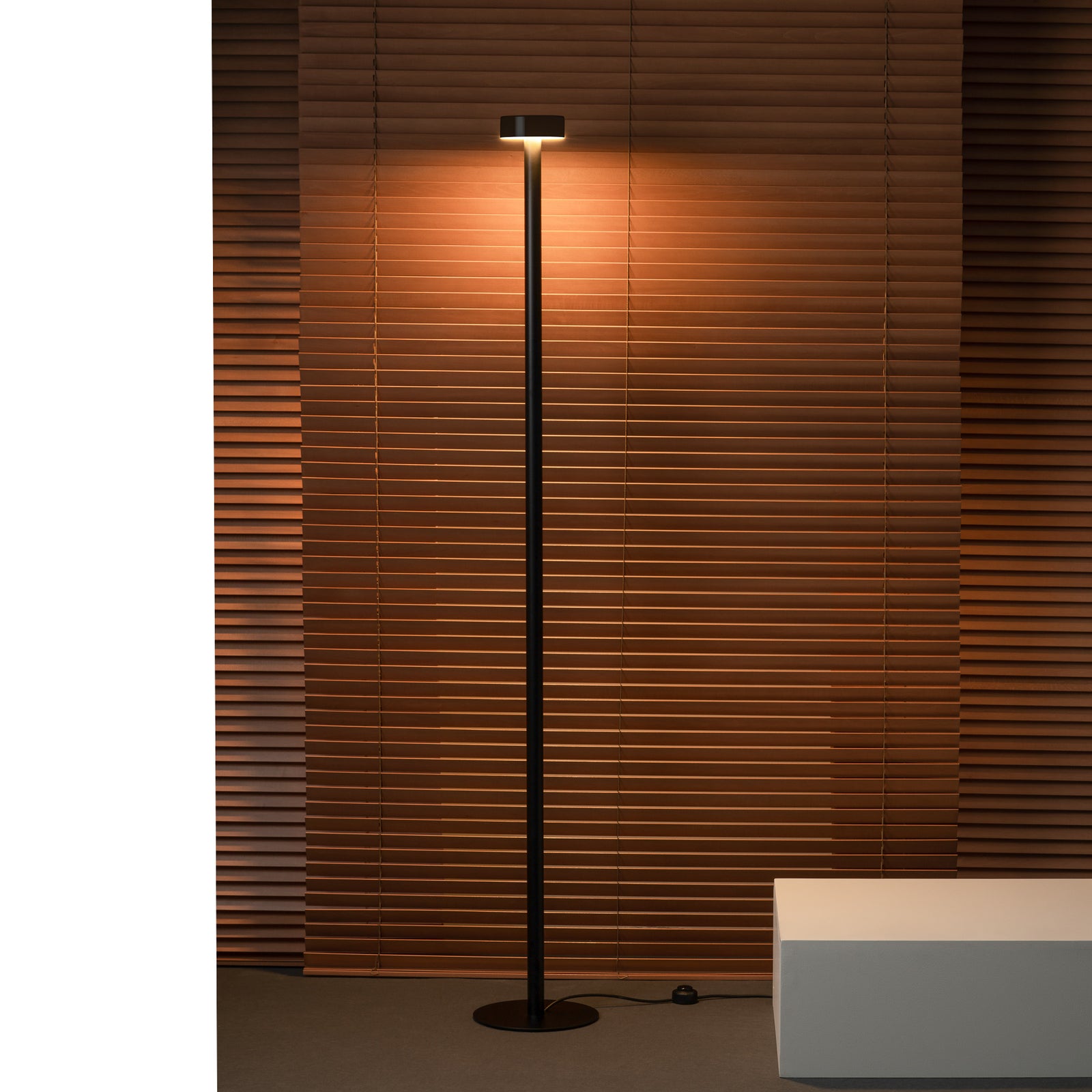LED gulvlampe Peak Lane svart aluminium 170 cm detalj av lampehode