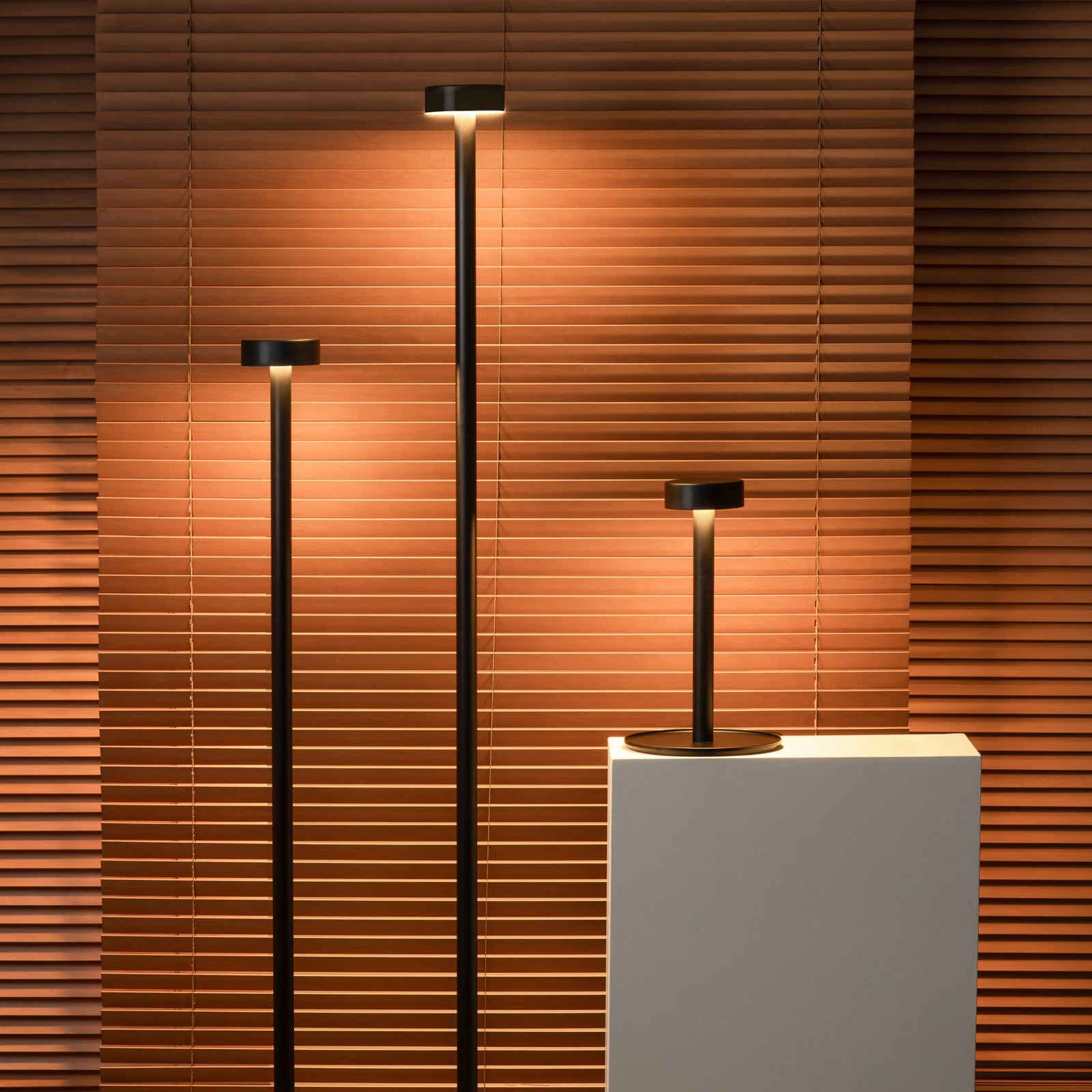 LED gulvlampe Peak Lane svart aluminium 170 cm montert i rom
